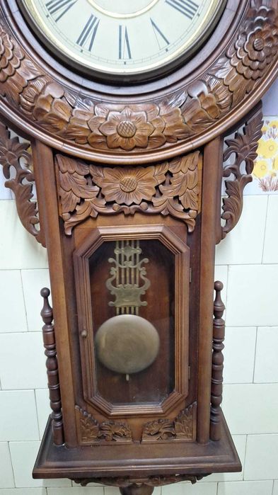 Ceas mecanic de perete cu pendul.