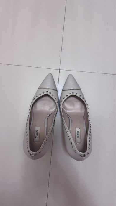Обувки с токчета Guess