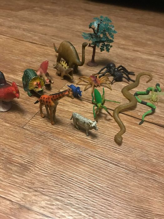 Игрушки насекомые, динозавры и животные.