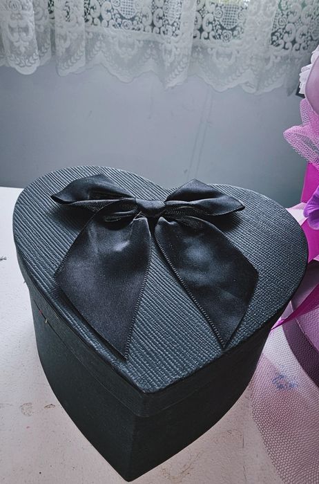 O cutie cu flori artificiale cadou