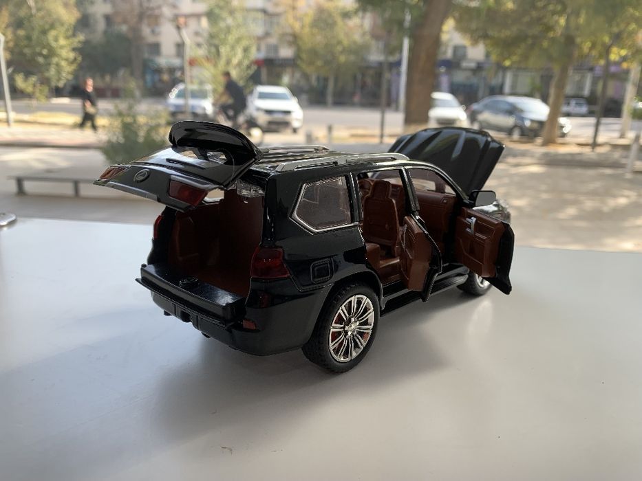 Modelka Lexus LX570