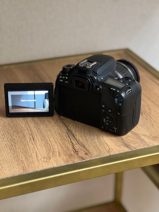 Продаю Canon EOS 77D