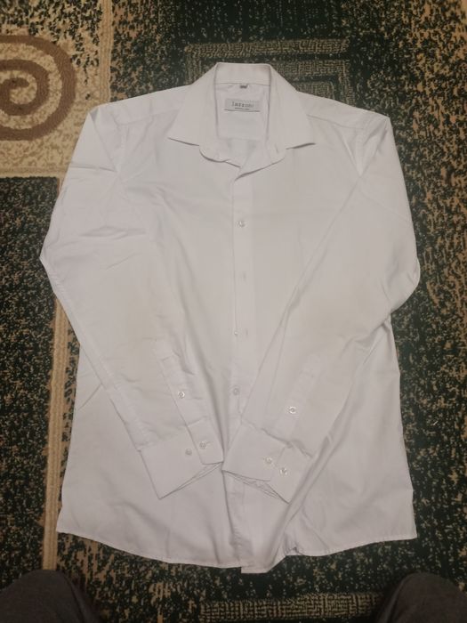 Белая школьная рубашка