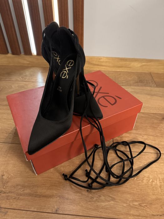 Черни токчета с тънък ток Exé