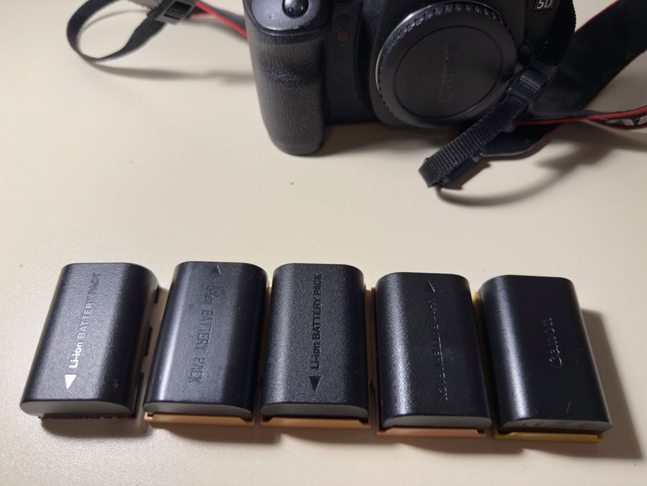 Canon 5D Mark II + батериен грип + 5 батерии, дистанционно и аксесоари