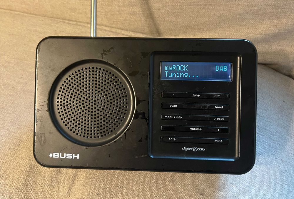 Radio digital portabil Bush DAB FM cu antena telescopica