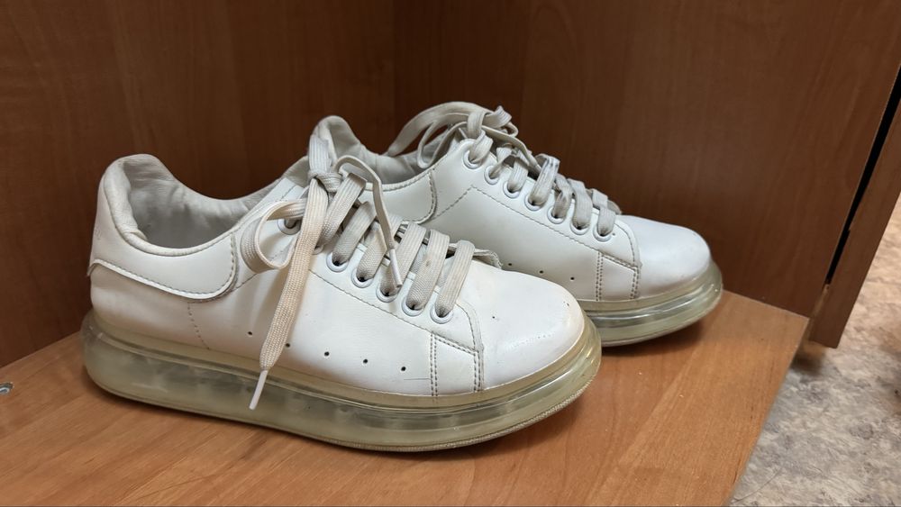 Белые кеды и черные туфли