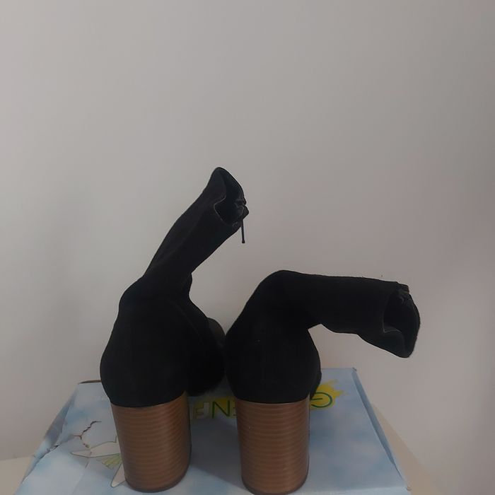 Vind o pereche de botine cu fermoare în interior.