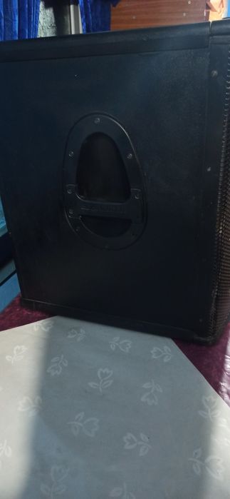 Vând carcasa subwoofer Behringer b1500d-pro