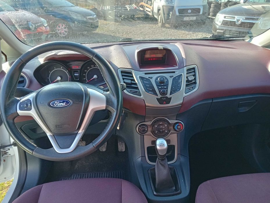 Vand FORD IFiesta  2011 euro 5 CHASH sau RATE