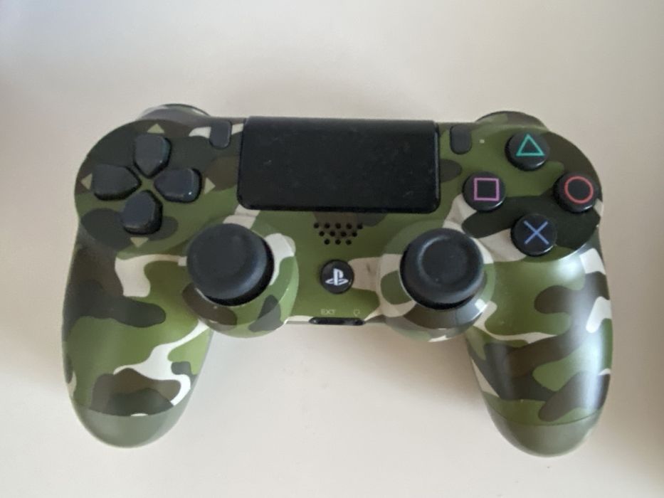 Продаю PlayStation 4 Pro вместе с джойстиком