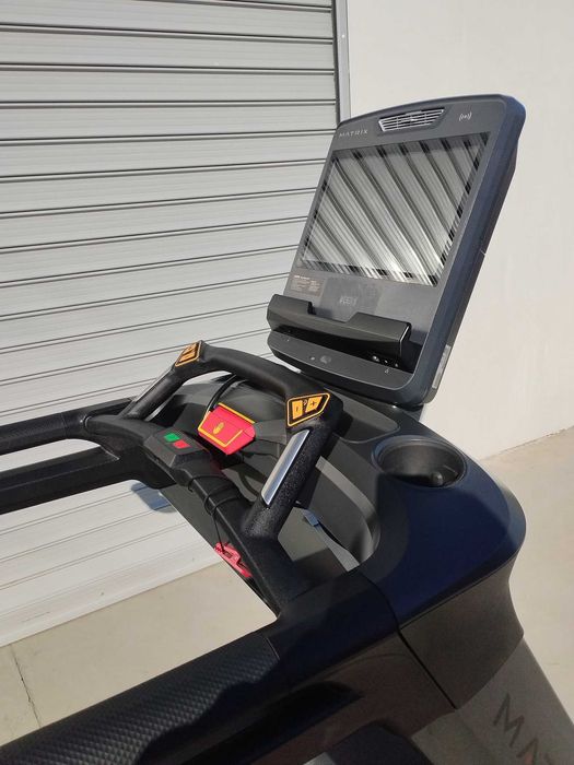 Бягащата пътека Matrix Endurance Touch Console