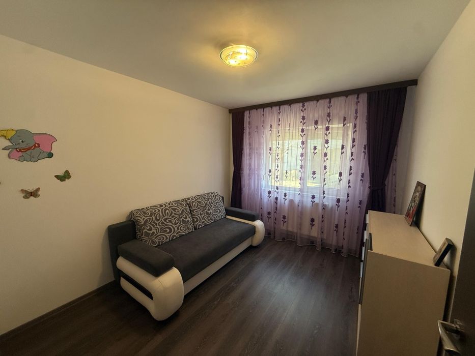 Vând apartament cu 3 camere, zona Anda
