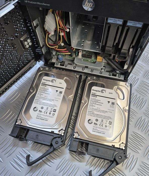 Резервиран  - HP ProLiant MicroServer 2x3tb дискове