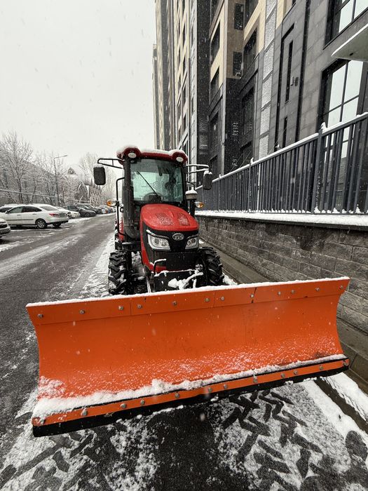 Тракторы на снегоуборочные работы. Уборка снега