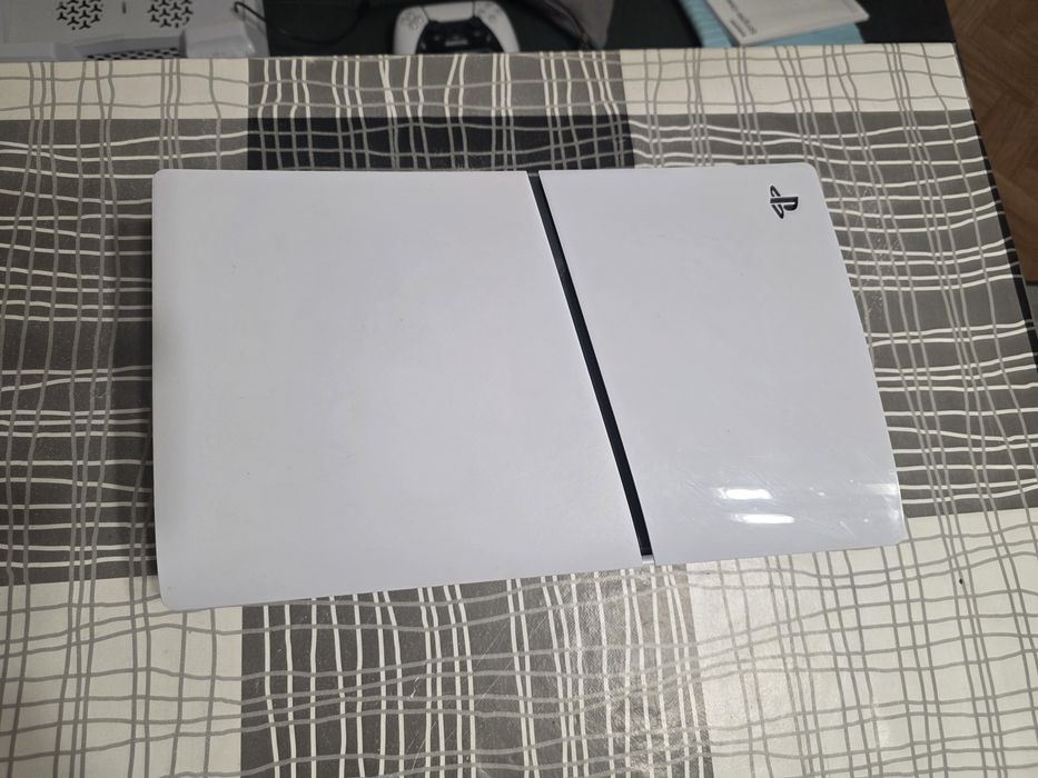 Продавам PlayStation 5 Slim с дисково устройство перфектно състояние с гаранция!