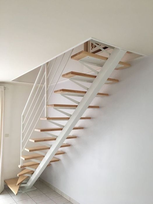 Scari metalice cu trepte de lemn