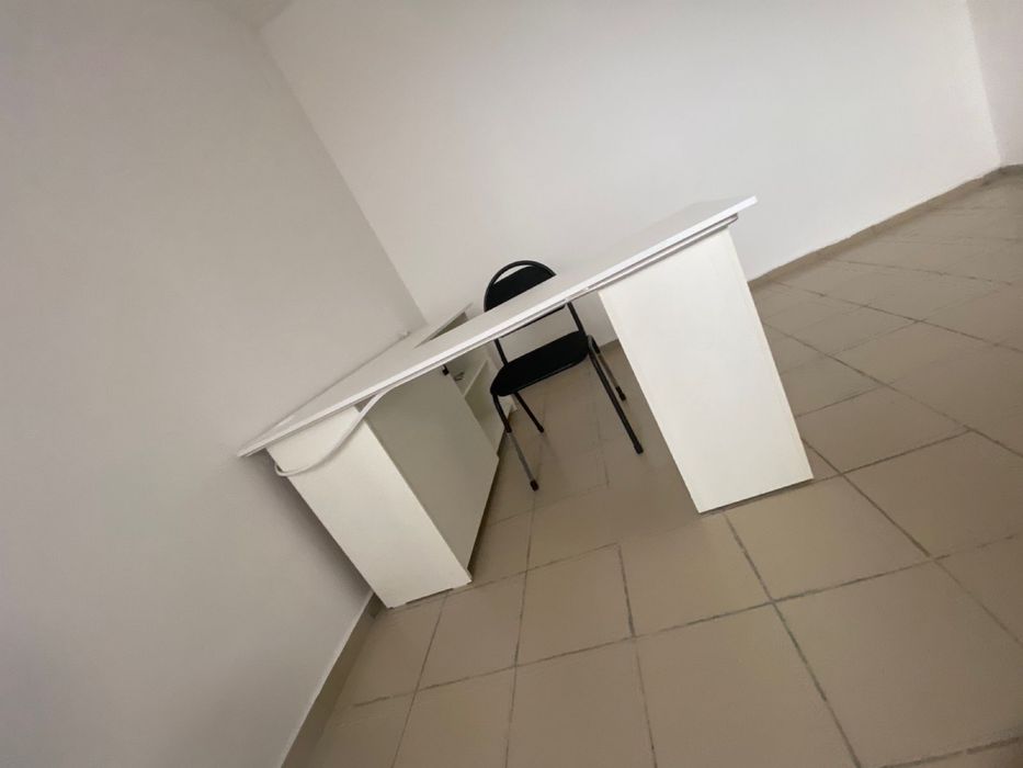 Срочно продаю,стол ручной работы угловой