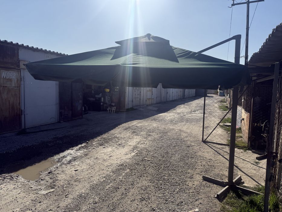 * садовый зонт  прочный с боковой ножкой почти новый