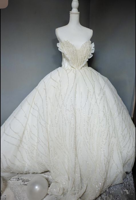 Vand rochie de mireasa(voal cu imprimeu floral plin de sclipici +doua perechi de maneci cu un medel impecabil plin de sclipici si paiete)