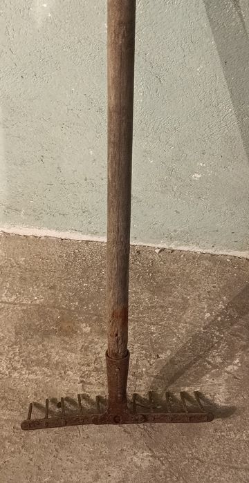 Продам грабли, тяпки, вилы