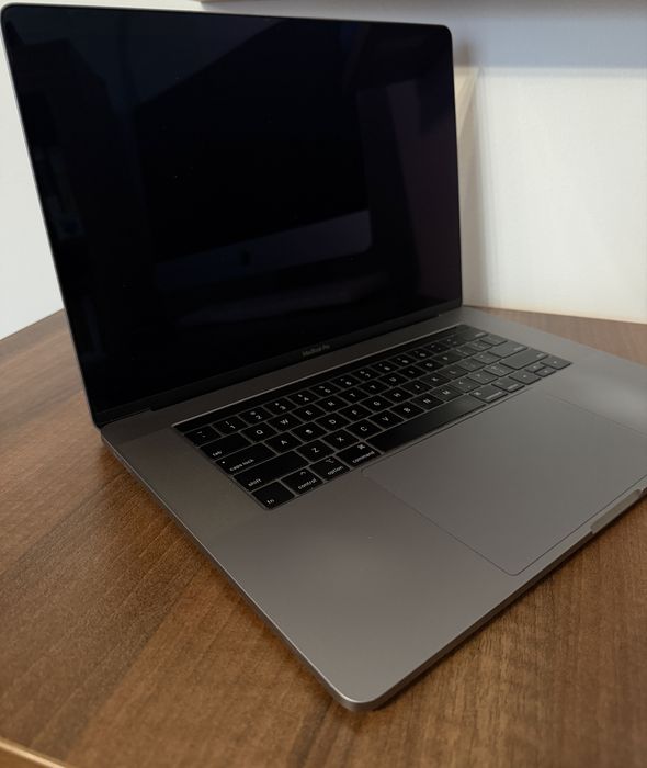 MacBook Pro 15.4” 2018 – i7, 32GB RAM, Radeon 4GB