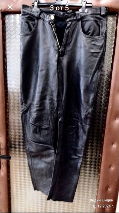 Продавам:Черен кожен рокерски панталон.