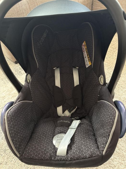 Продавам Стол/кошница за кола на Maxi Cosi