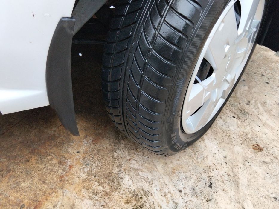Vând  DACIA  Logan  , 2006   ,proprietar , întreținută  ,cu taxe și impozite  la  zi , fara  dotări , geamuri omologate  RAR  . Merita văzută !