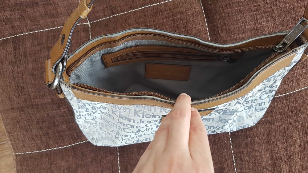 Ежедневна чанта - сива с надпис Сalvin Кlein, с кафява дръжка