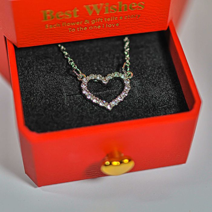 Кутия със комплект аксесоари и 12 вечни рози / Подарък за 8 ми март