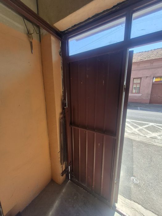 Vând poarta de fier