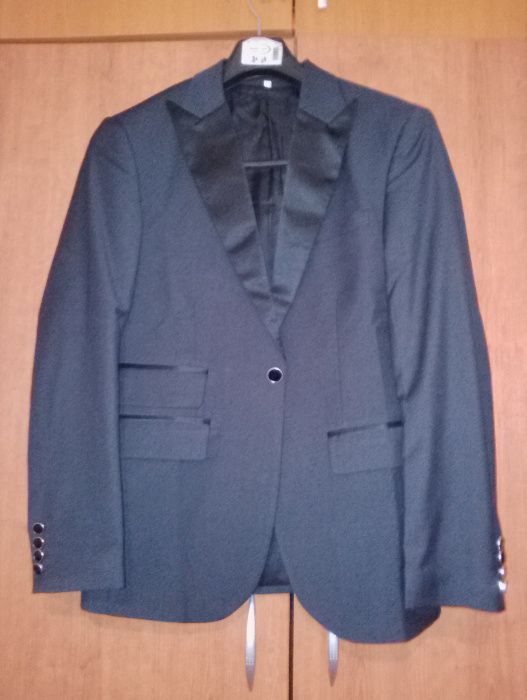 нов мъжки костюм от три части