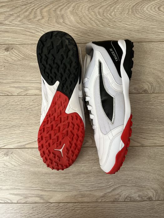 Ghete fotbal PUMA, marimea 46