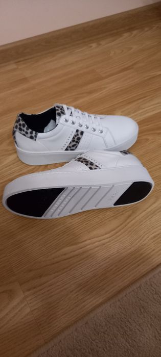 Vand adidasi marca geox