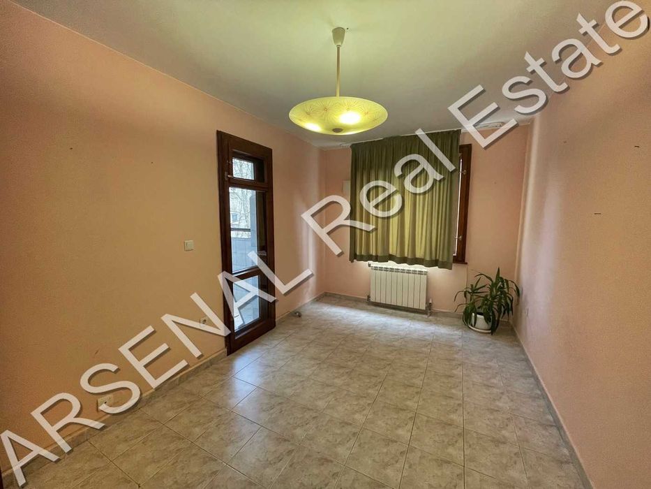 Тристаен апартамент под наем, Център