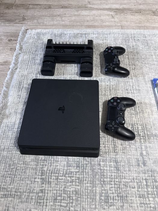 Vand  Playstation 4 slim