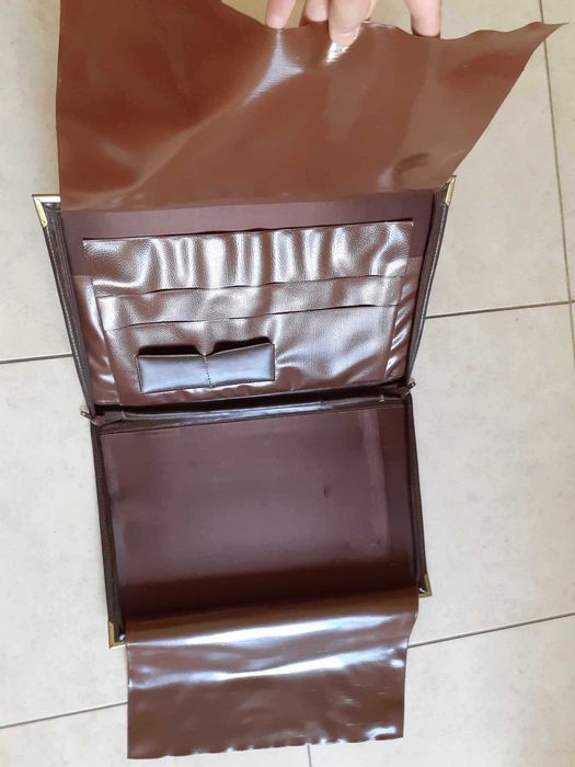 Чанта и куфарче от Соца и съвременна папка