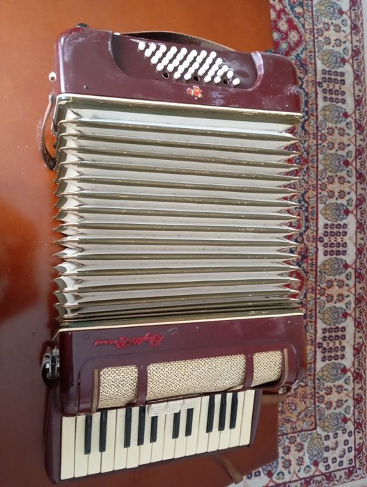 Продавам акордеон