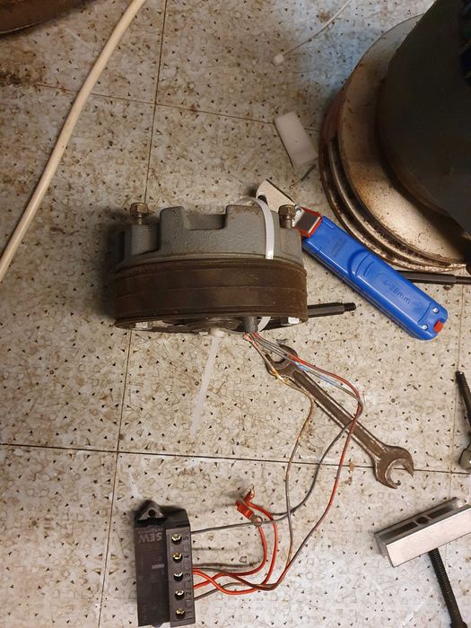 Електромагнит: притеглящ/прилепващ сила 0.25 тон 2500 N 230VAC