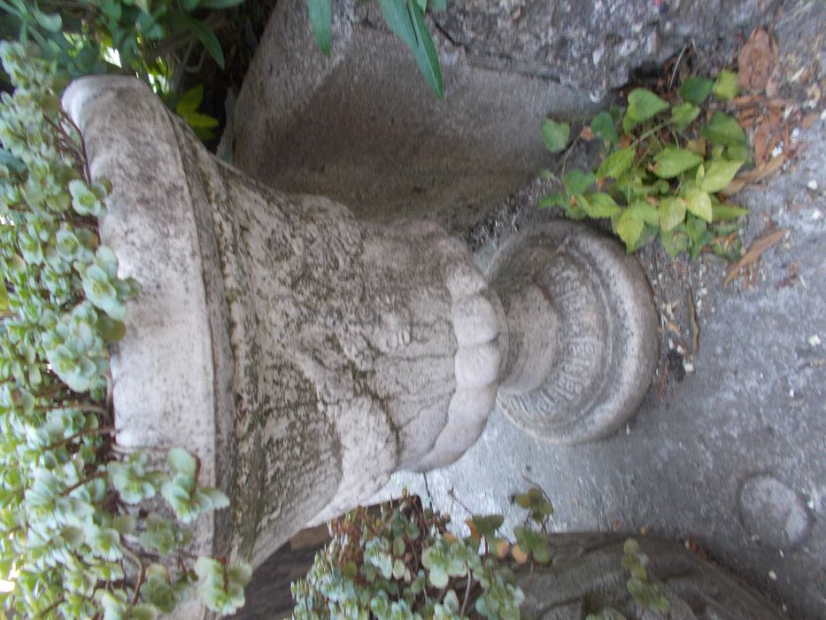 Кашпа , саксия отлят калъп от мраморно брашно, мозайка  и бял цимент