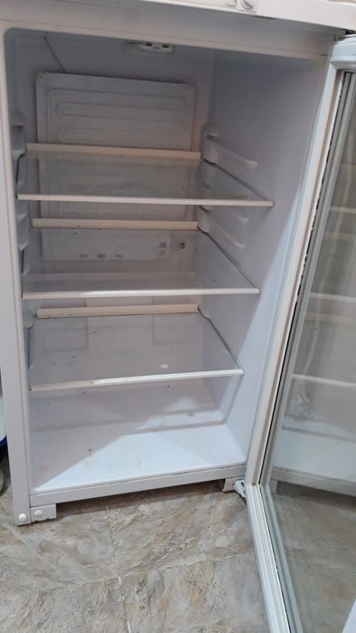 Продам витриный холодильник
