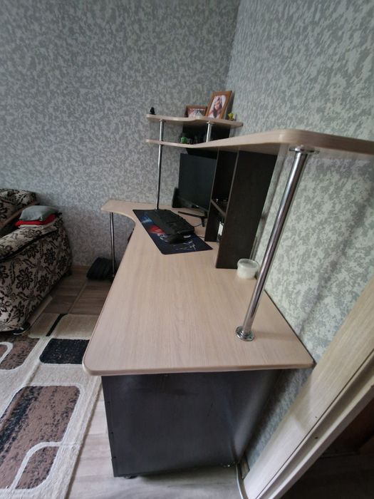 Продам стол компьютерный