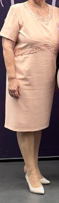 Vand rochie eleganta pentru diferite ocazii