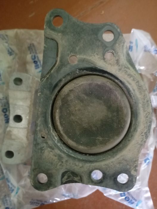 Продам подушки двигателя на Шкода рапид