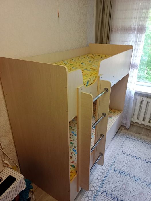 Продам двухярусную детскую кровать.