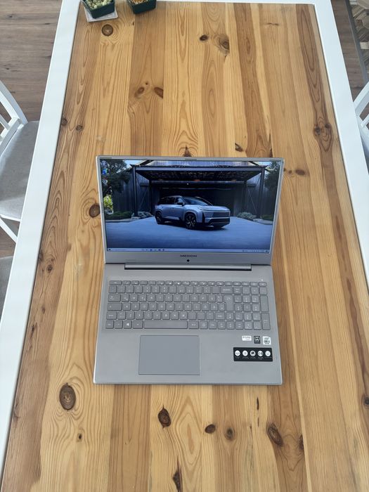 Medion 17,3• procesor i5 generatia 10• 12gb ram DDR4• SSD