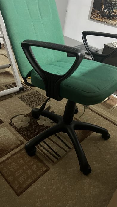 Продам стул. Б/у. Подростковый. Все работает.