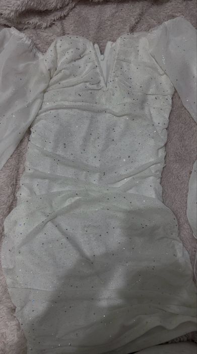 Ефекна бяла рокля със сребърни частици