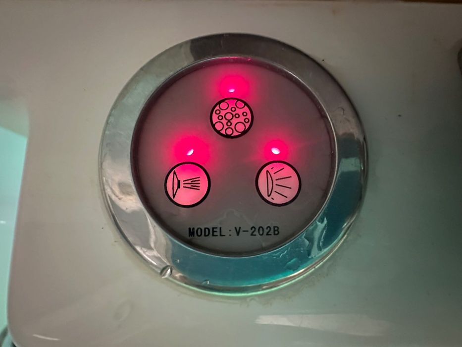 Продавам акрилна хидромасажна вана 170/74 см с престилка и ст. параван